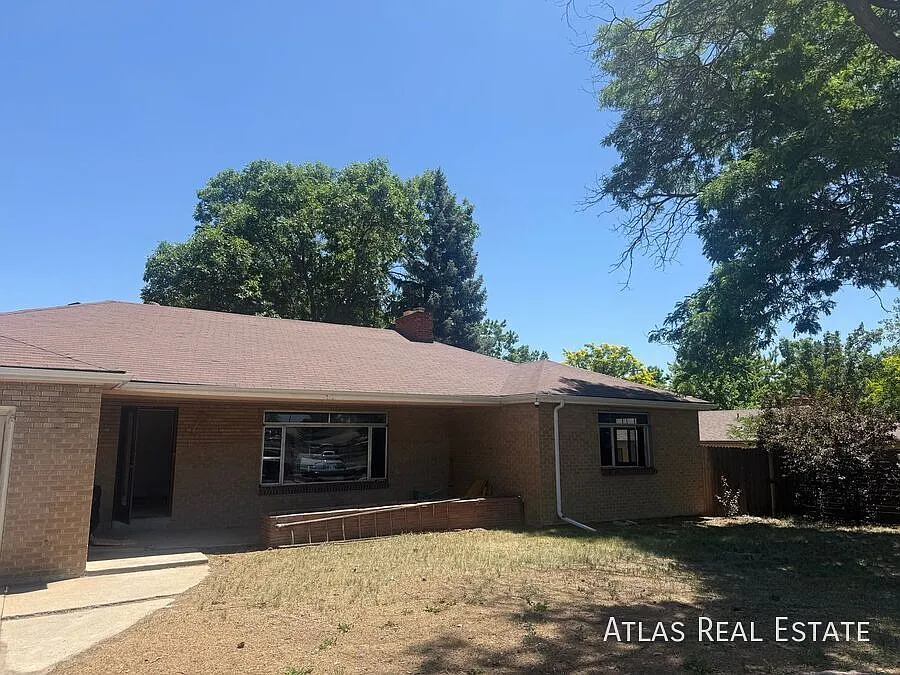 Spacious 3 Bed / 2 Bath Home in Prime Lakewood Location 3,300 Sq Ft! New kitchen, Attached Garage! — Photo 2