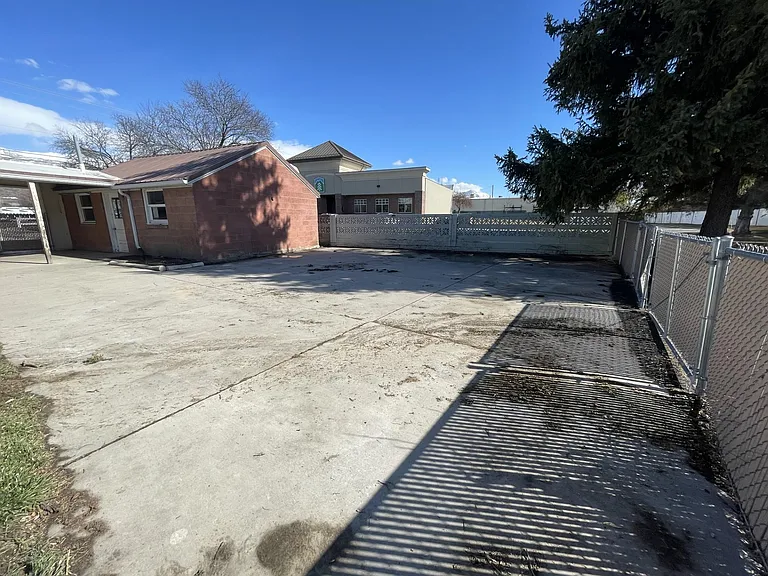 140 S State St — Photo 16