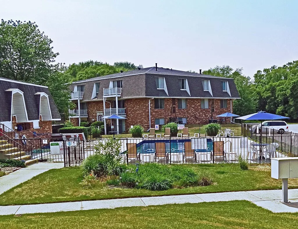 Holland Apartments — Photo 2
