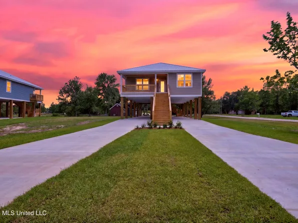 10113 Bald Eagle Dr, Biloxi, MS 39532