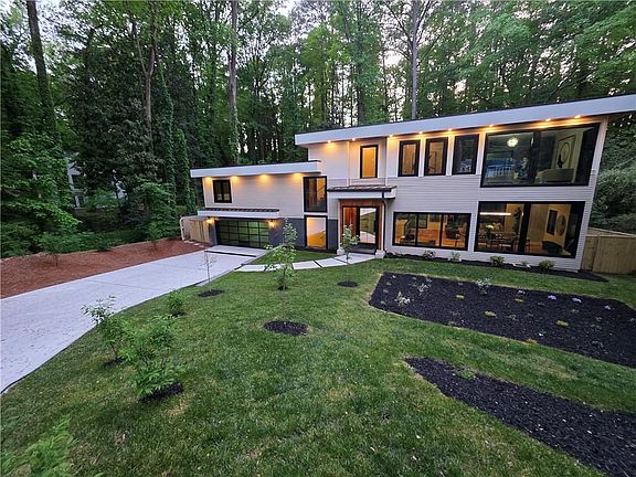 4th image of 3626 N Stratford Rd NE