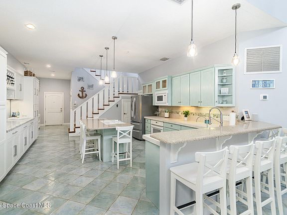 4th image of 210 Pelican Dr