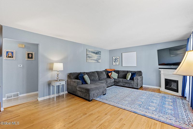 4th image of 72 Ahl Avenue