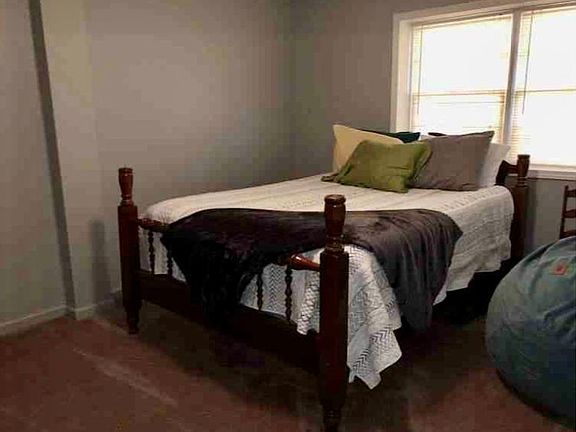 Basement bedroom (2 bedrooms in basement)