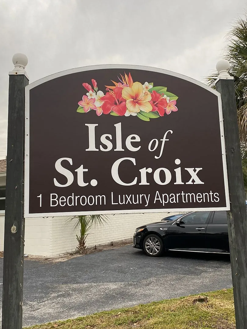 1 Bedroom 1 Bath Unit With Washer/Dryer Connection — Photo 1