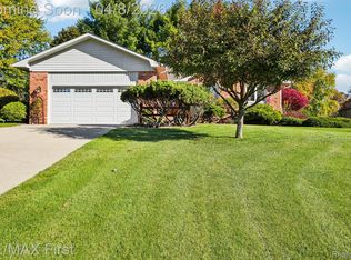 1200 Eagle Nest Dr, Rochester, MI