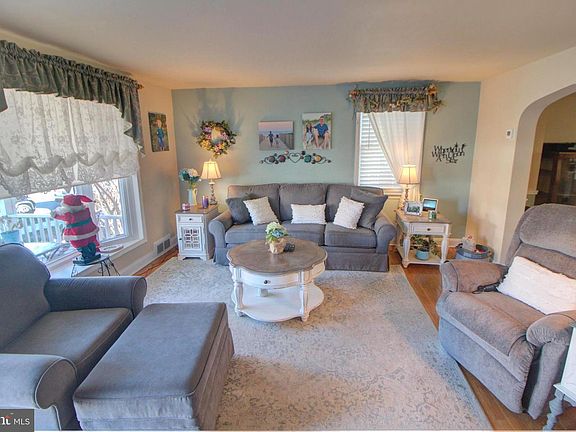 3rd image of 1027 Downton Rd
