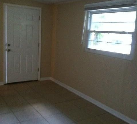 Bright  Front - LIVING ROOM