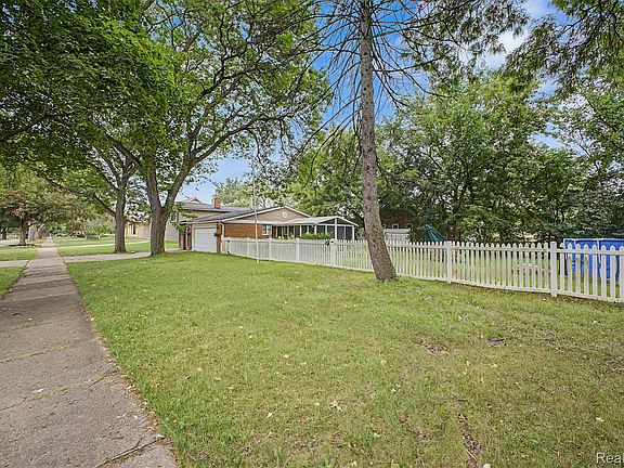 2nd image of 27355 Clairview Dr