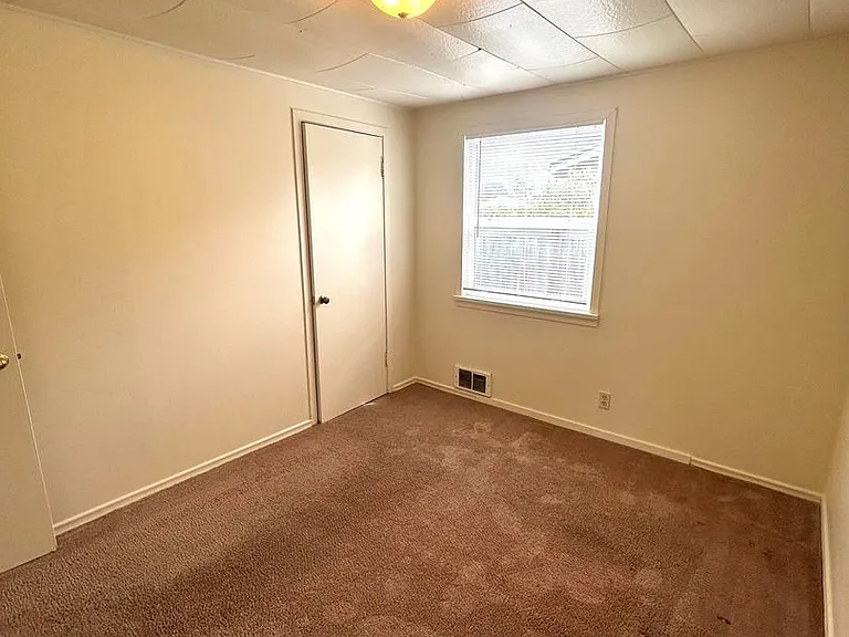 939 Alder Ave — Photo 10