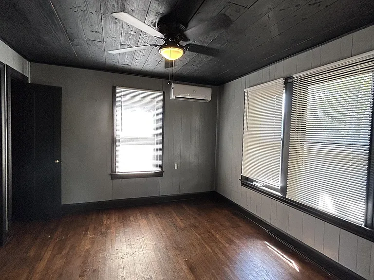 105 E Adoue St #2 — Photo 4