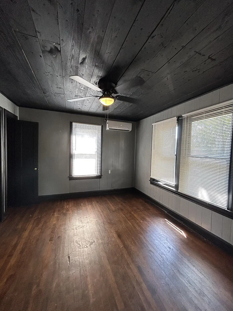 Building Photo - 105 E Adoue St #2