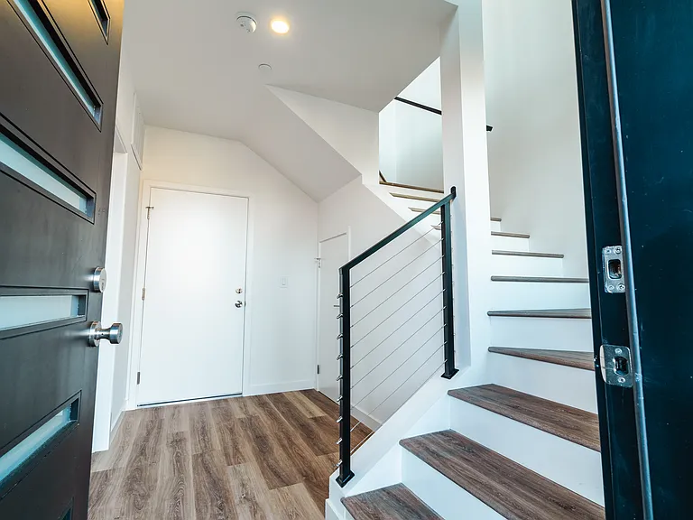 2553 Thurman Ave #2 — Photo 31