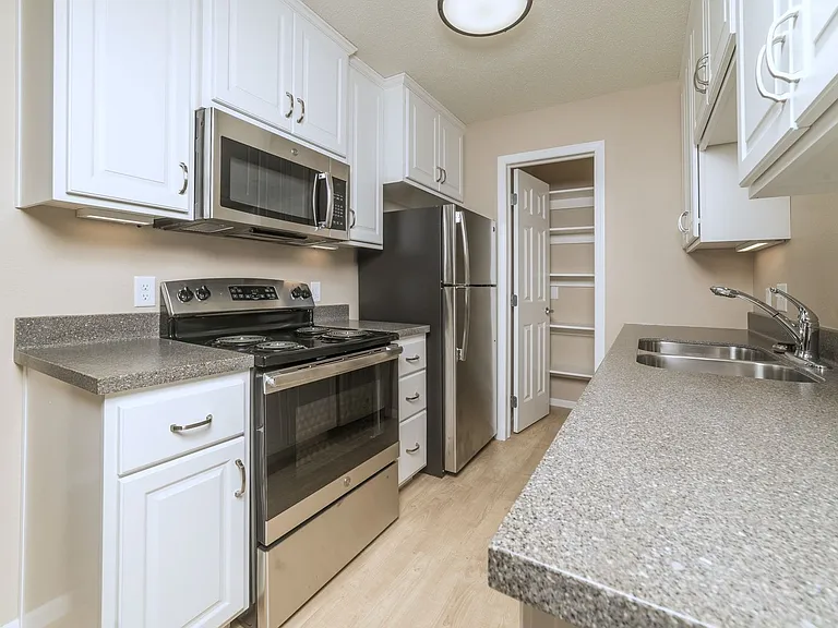 Golden Creek Apartments — Photo 27