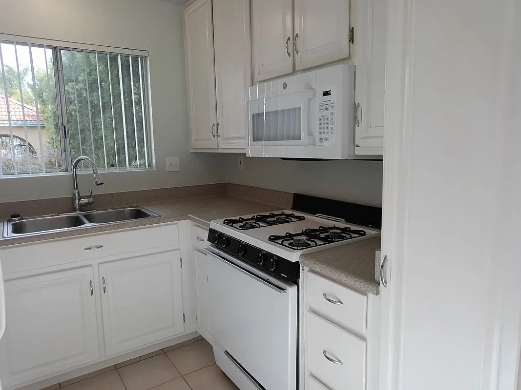 1 bed, 1.0 bath, 600 sqft, $1,995 — Photo 2
