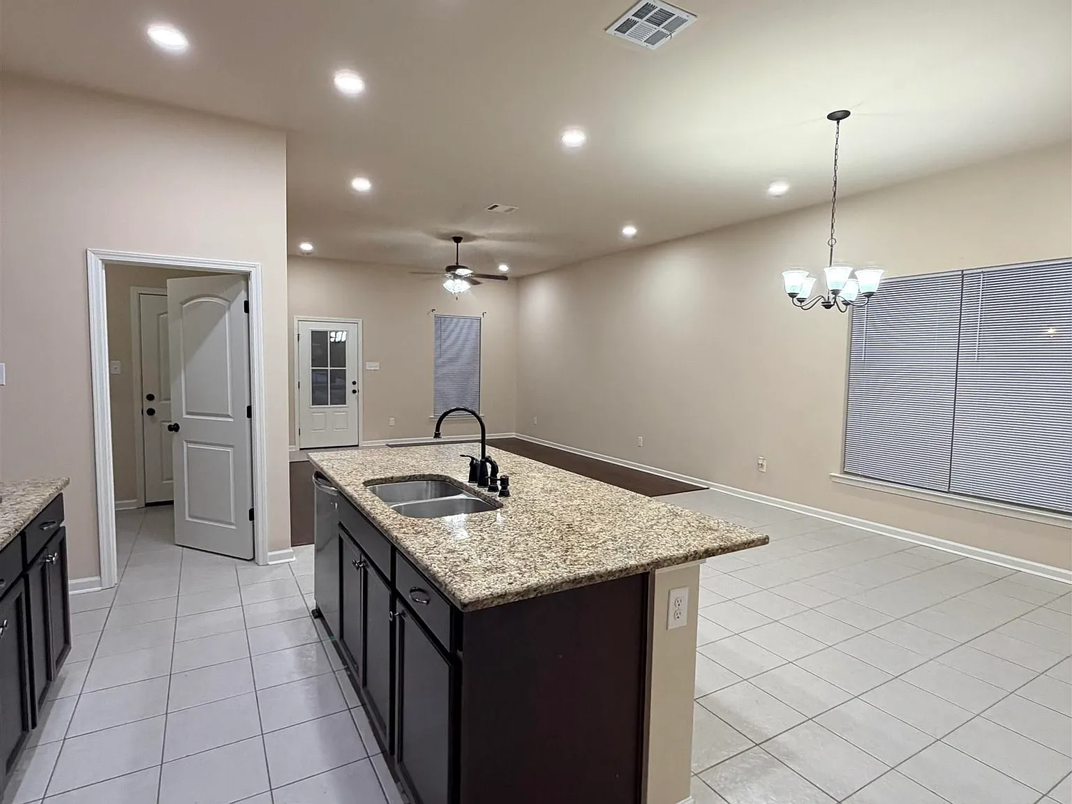 3 bed, 1613 sqft, $2,200 — Photo 3