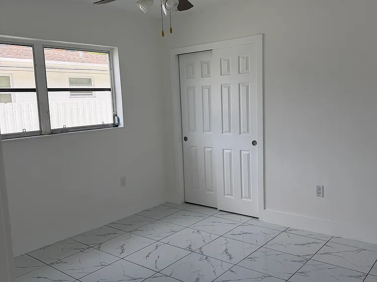 945 SE 12th St #1 — Photo 7