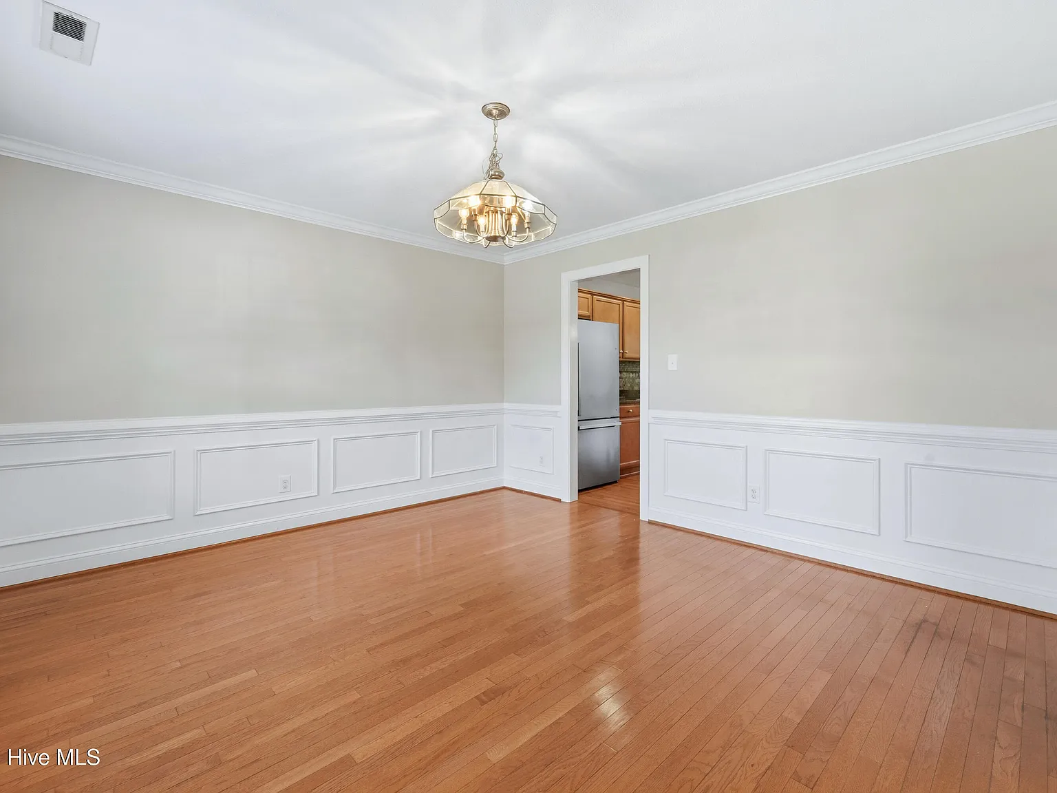 5 bed, 2.5 bath, 2594 sqft, $2,495 — Photo 3
