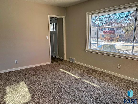4th image of 708 S Summit Ave