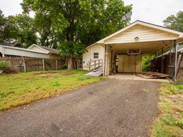 522 Lane St, Clay Center, KS 67432