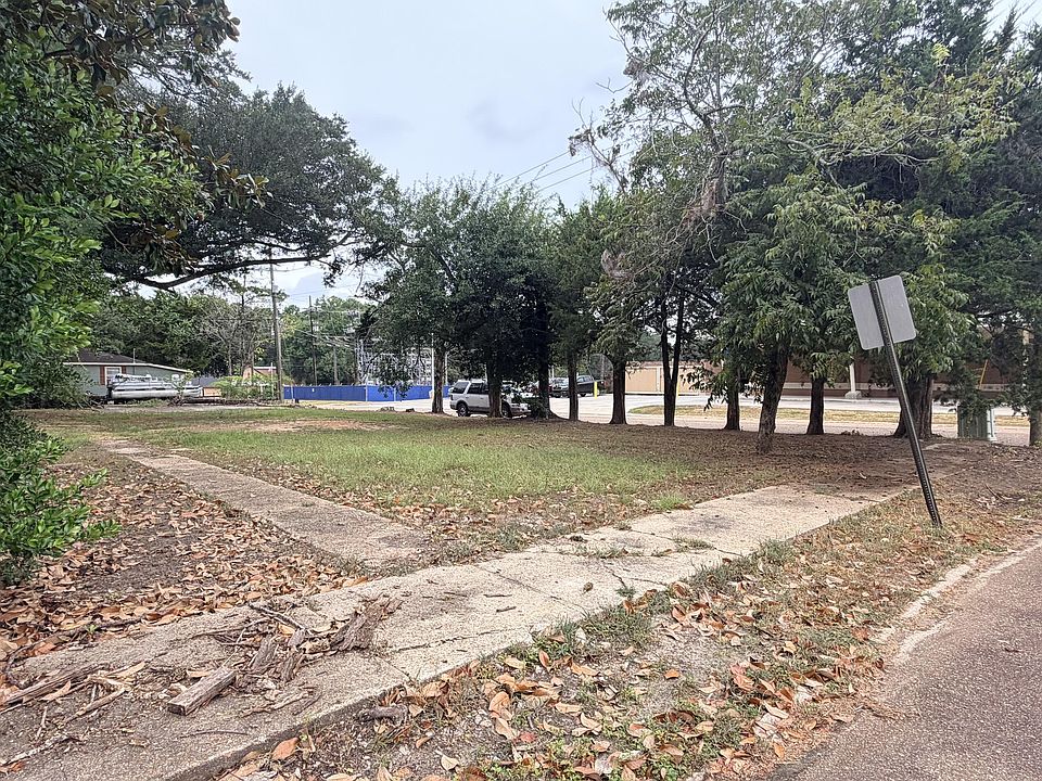 2nd image of Lecompte St