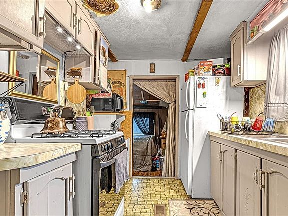 4th image of 22054 Dogwood Cir