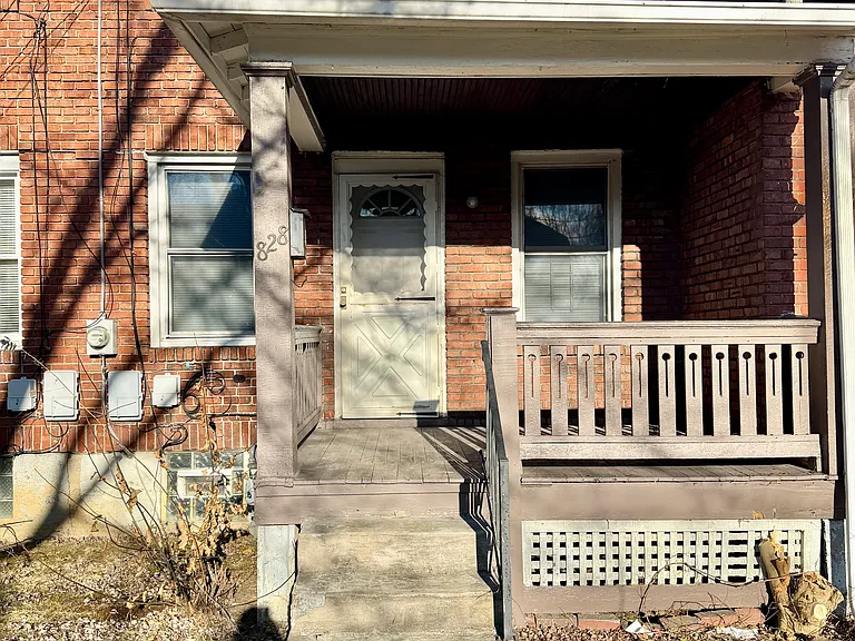 828 Vankirk St — Photo 1