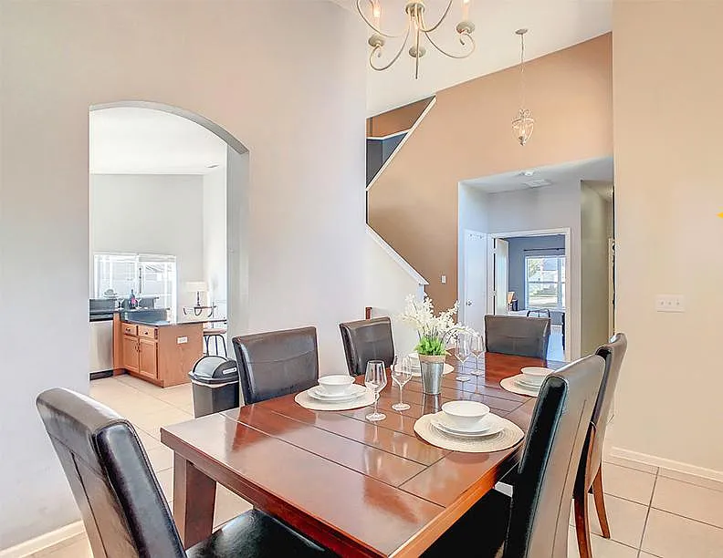 5 bed, 2362 sqft, $3,200 — Photo 2