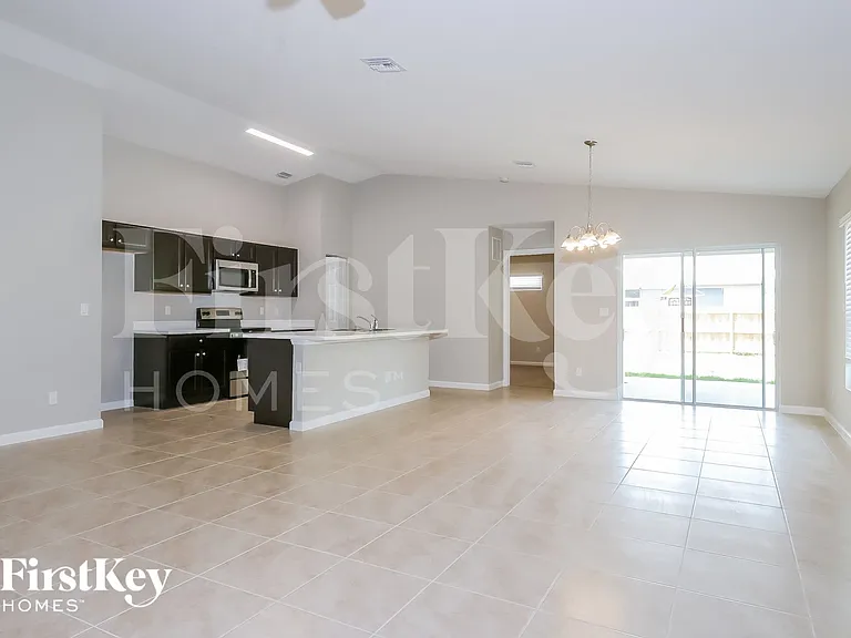 643 SW Sail Ter — Photo 4