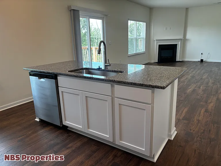 935 Utopia Ln — Photo 10