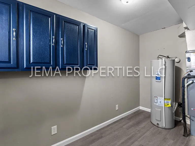 130 E Oak St — Photo 9