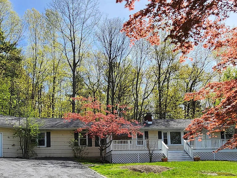 44 Lakeside Dr — Photo 1