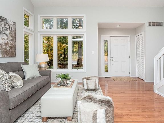 4th image of 2869 Gladstone Ave