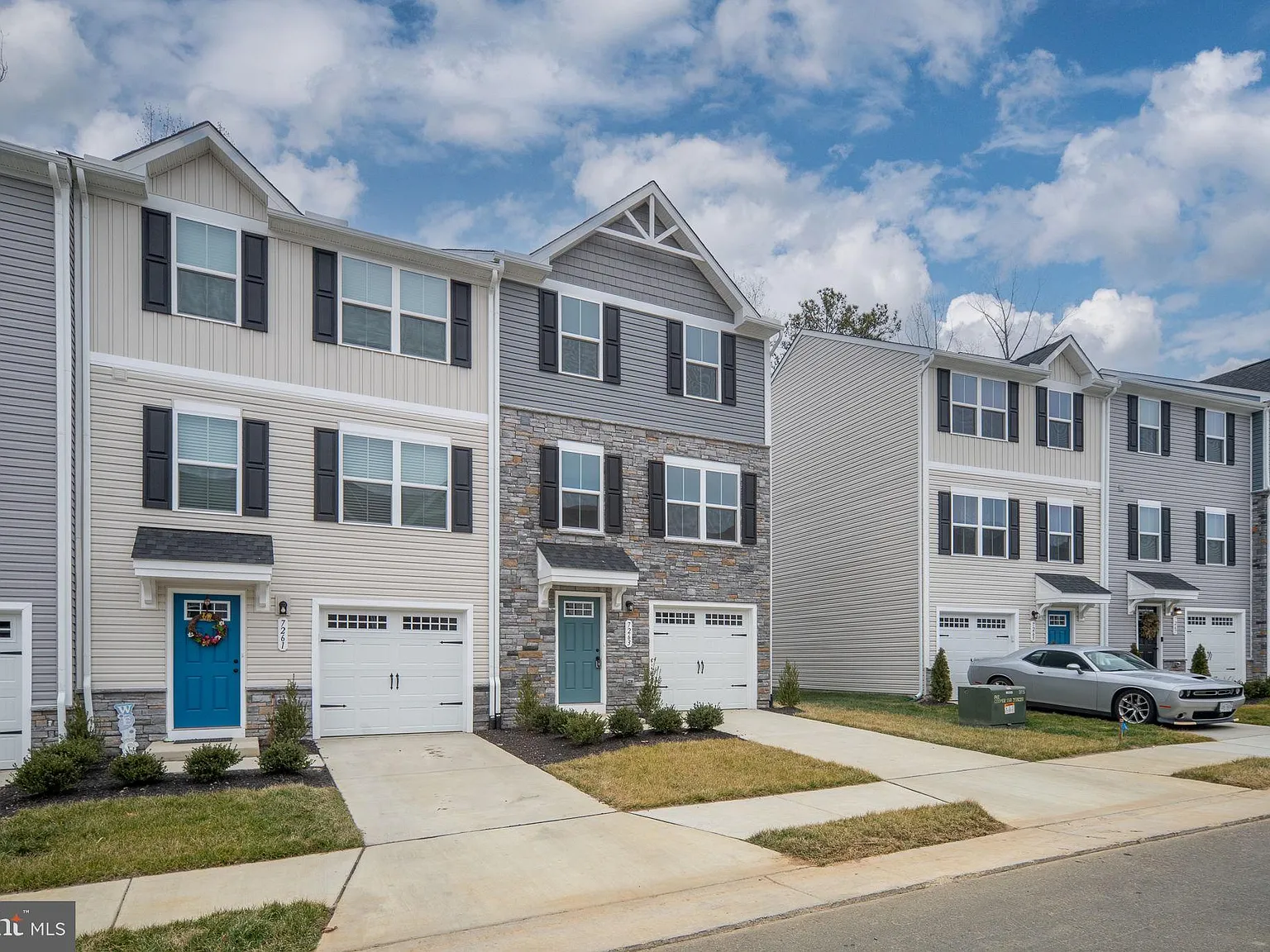3 bed, 2.5 bath, 1571 sqft, $2,500 — Photo 3