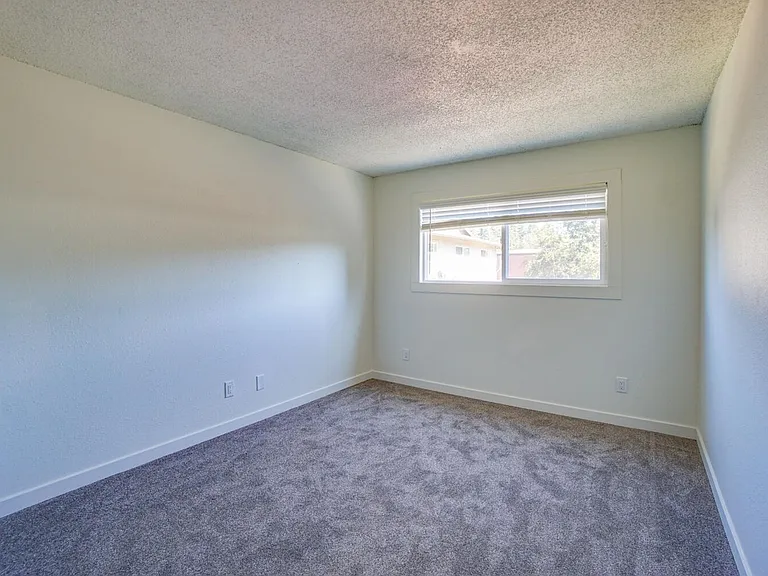 704 N Broadway St — Photo 29