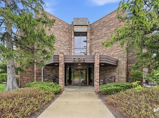 925 Spring Hill Dr APT 212, Northbrook, IL 60062