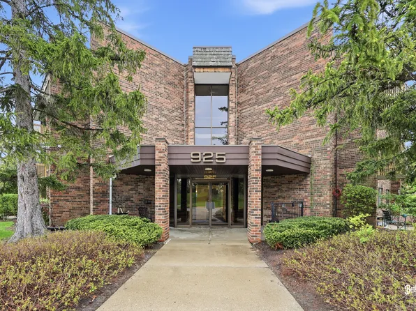 925 Spring Hill Dr APT 212, Northbrook, IL 60062