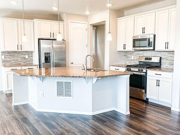 KITCHEN, GRANITE, STAINLESS STEEL