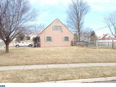 2 Circle Rd, Levittown, PA, 19057