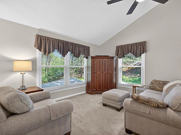 5th image of 833 Mohawk Dr