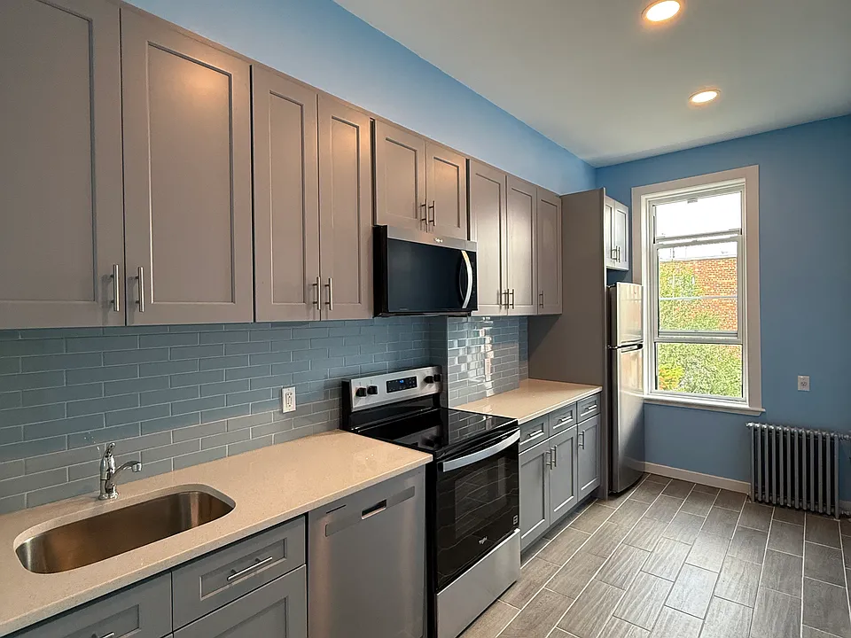2138 Bleecker St #2