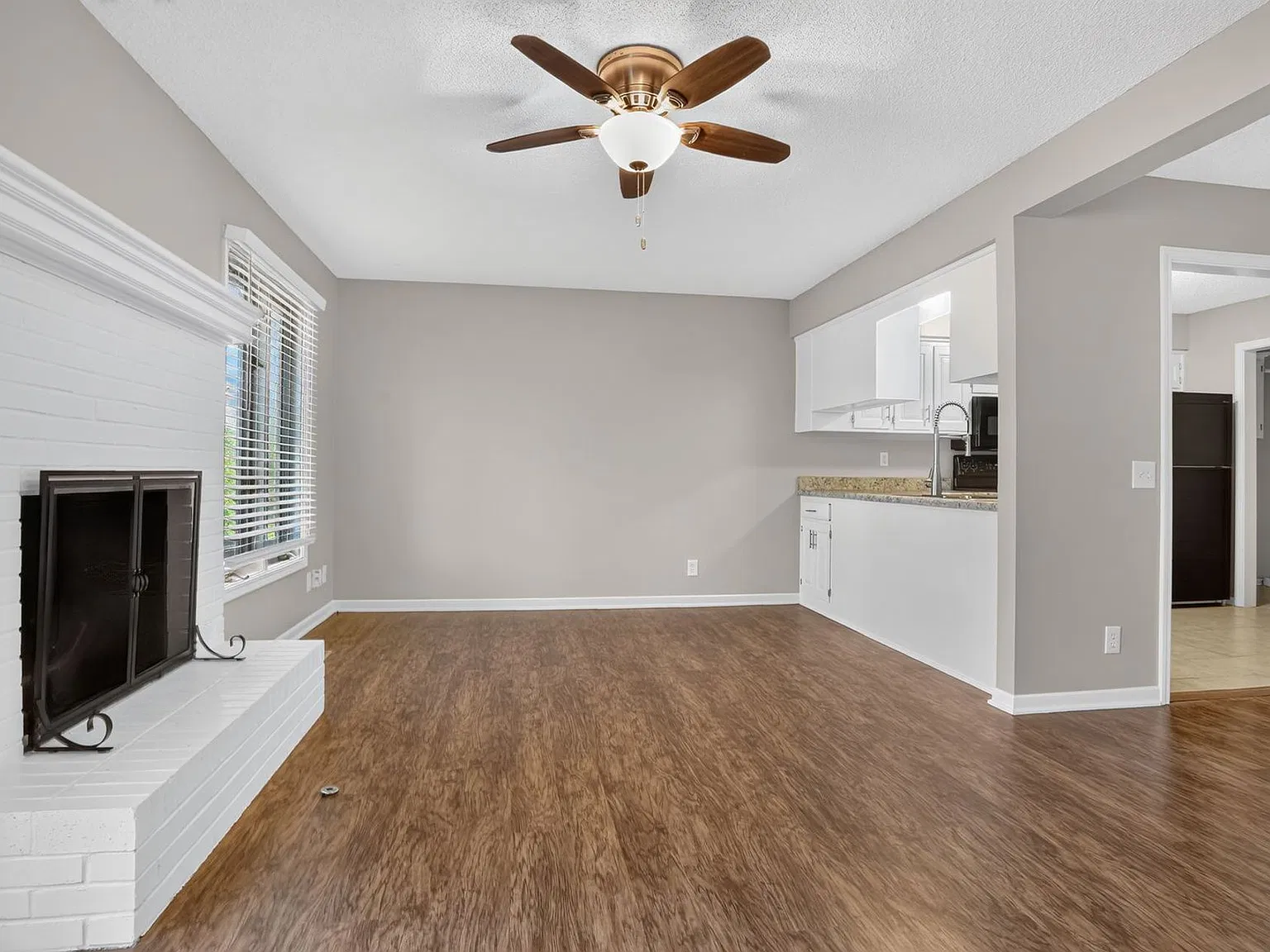 Renovated 2BR Townhome in Indian Creek Park Estates — Photo 4