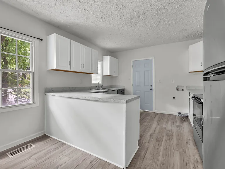 1010 Ridgecrest Dr — Photo 13