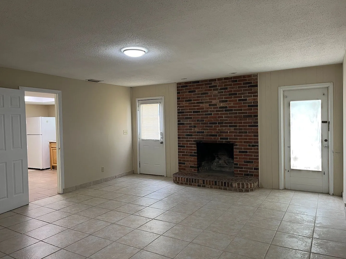 4 bed, 3.0 bath, 2190 sqft, $1,999 — Photo 4