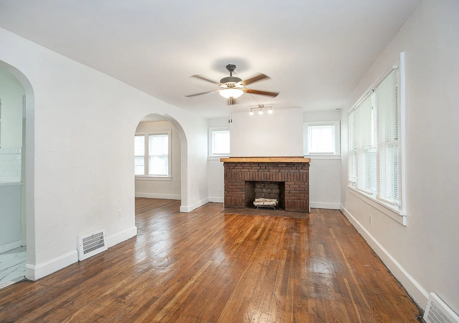 3 Bedroom/2 bath Single House!! Euclid — Photo 3