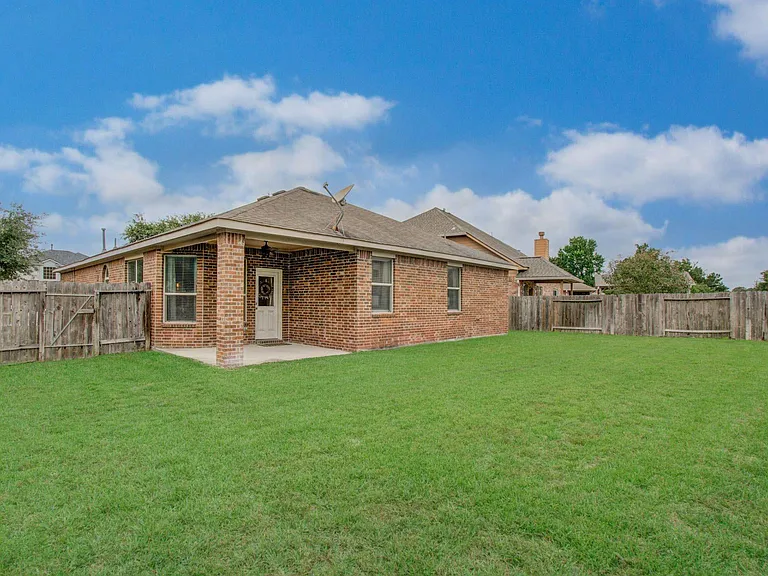 21379 Village Crossing Ln — Photo 28