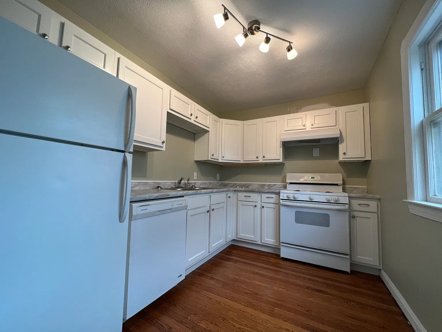 3 bed, 1000 sqft, $1,200 — Photo 4