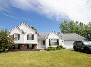 2 Eastview Commons Rd, Rochester, NY 14624