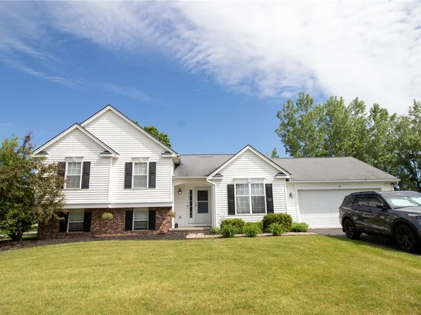 2 Eastview Commons Rd, Rochester, NY 14624