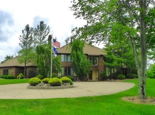 10 Woodburn Dr, Moreland Hills, OH 44022